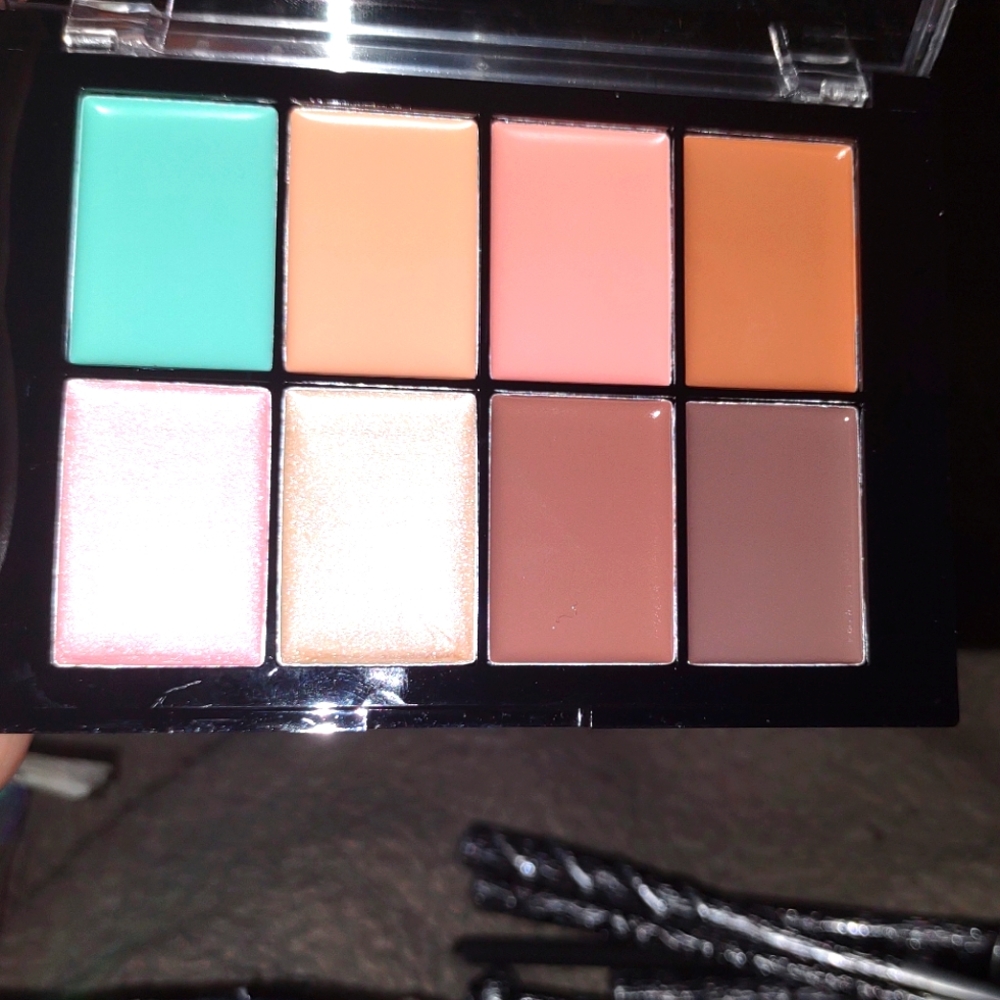 Bright colored contour and highlighter palette